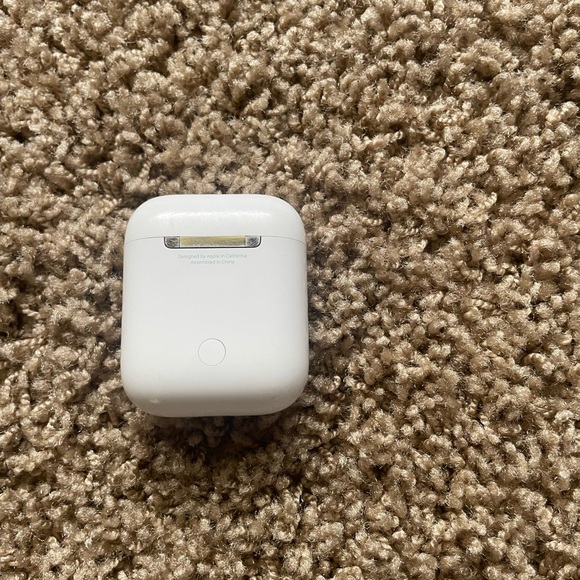 Apple Airpods - Picture 2 of 4